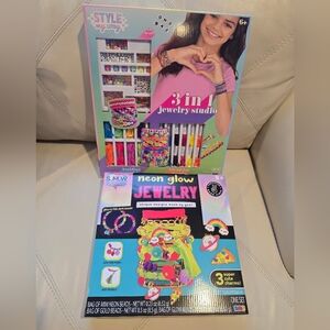 3-in-1 Jewelry Studio and Neon Glow Jewelry Set 2